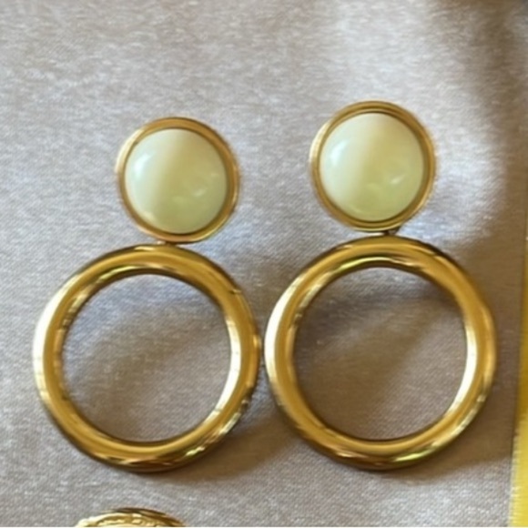 Vintage Signed Monet Gold Tone Circle Drop Earrings Creamy Ivory Cabochon Stone - Picture 12 of 14